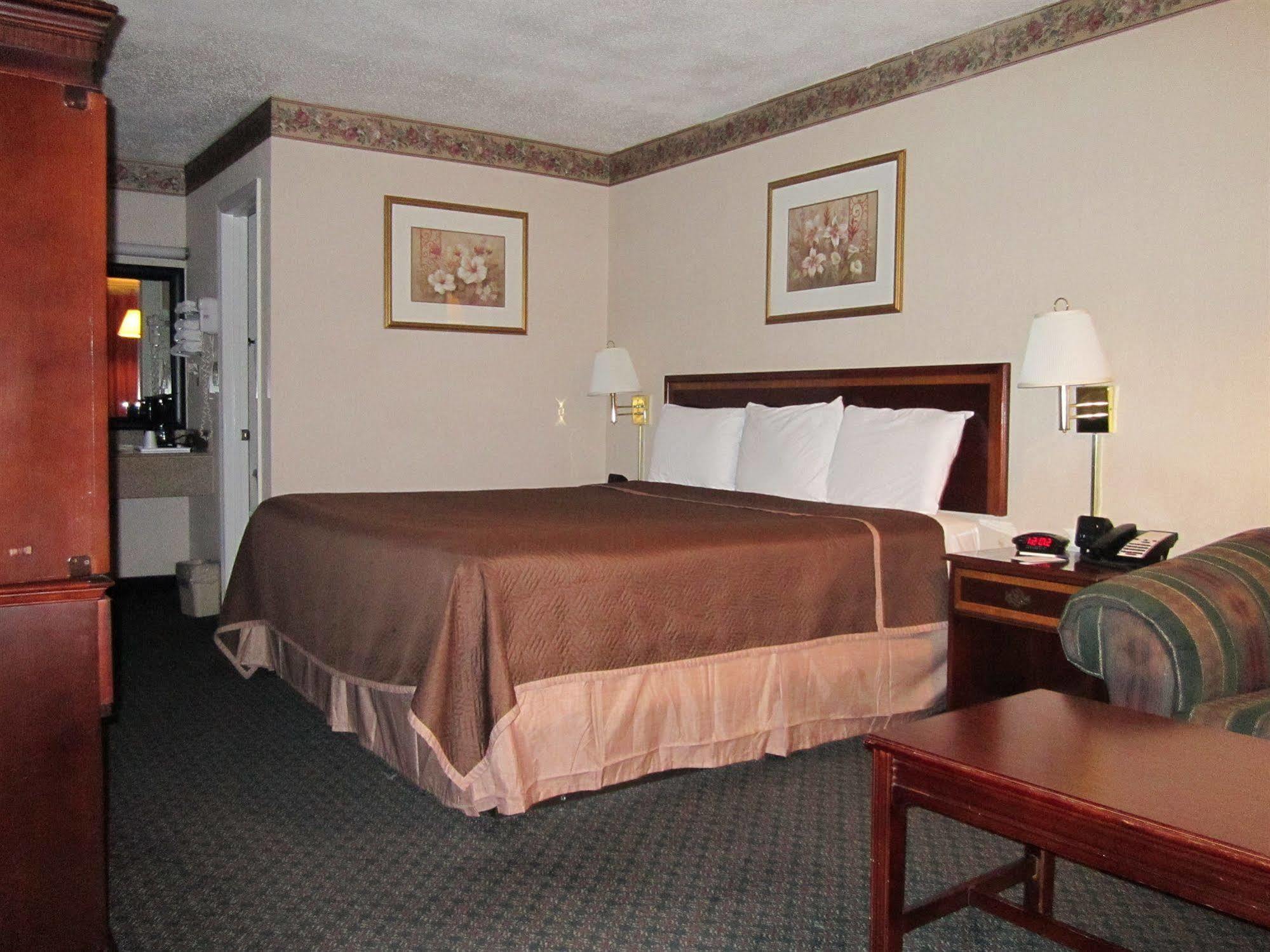 Americas Best Value Inn - Fredericksburg North Bagian luar foto